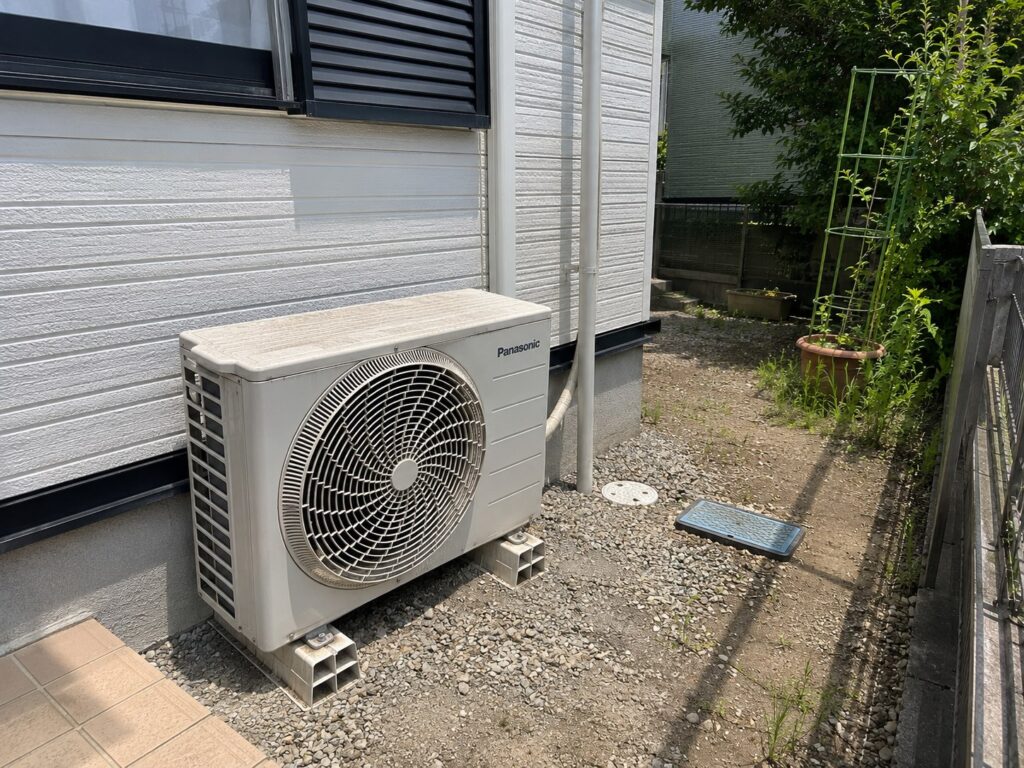 八王子市川口町でエアコン室外機のスズメバチ駆除（駆除前）