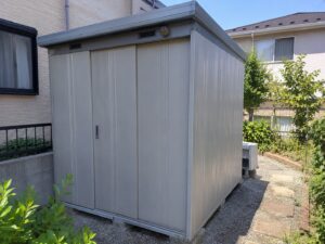 八王子市みなみ野で物置のアシナガバチ駆除（駆除前）