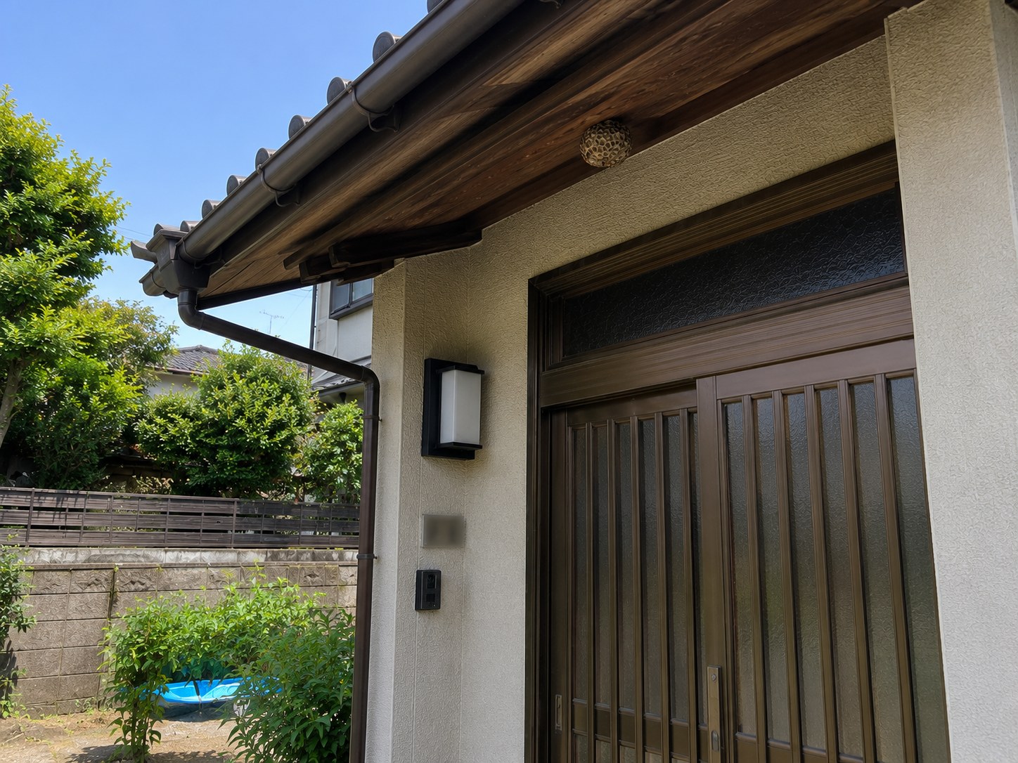 八王子市長房町で軒下のアシナガバチ駆除（駆除前）