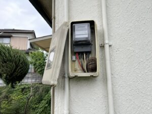 八王子市下恩方町で電気メーター内のアシナガバチ駆除（駆除前）