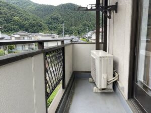 八王子市高尾町でベランダ室外機裏のアシナガバチ駆除（現場写真）