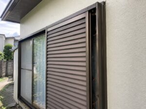 八王子市館町で雨戸戸袋のアシナガバチ駆除（駆除前）