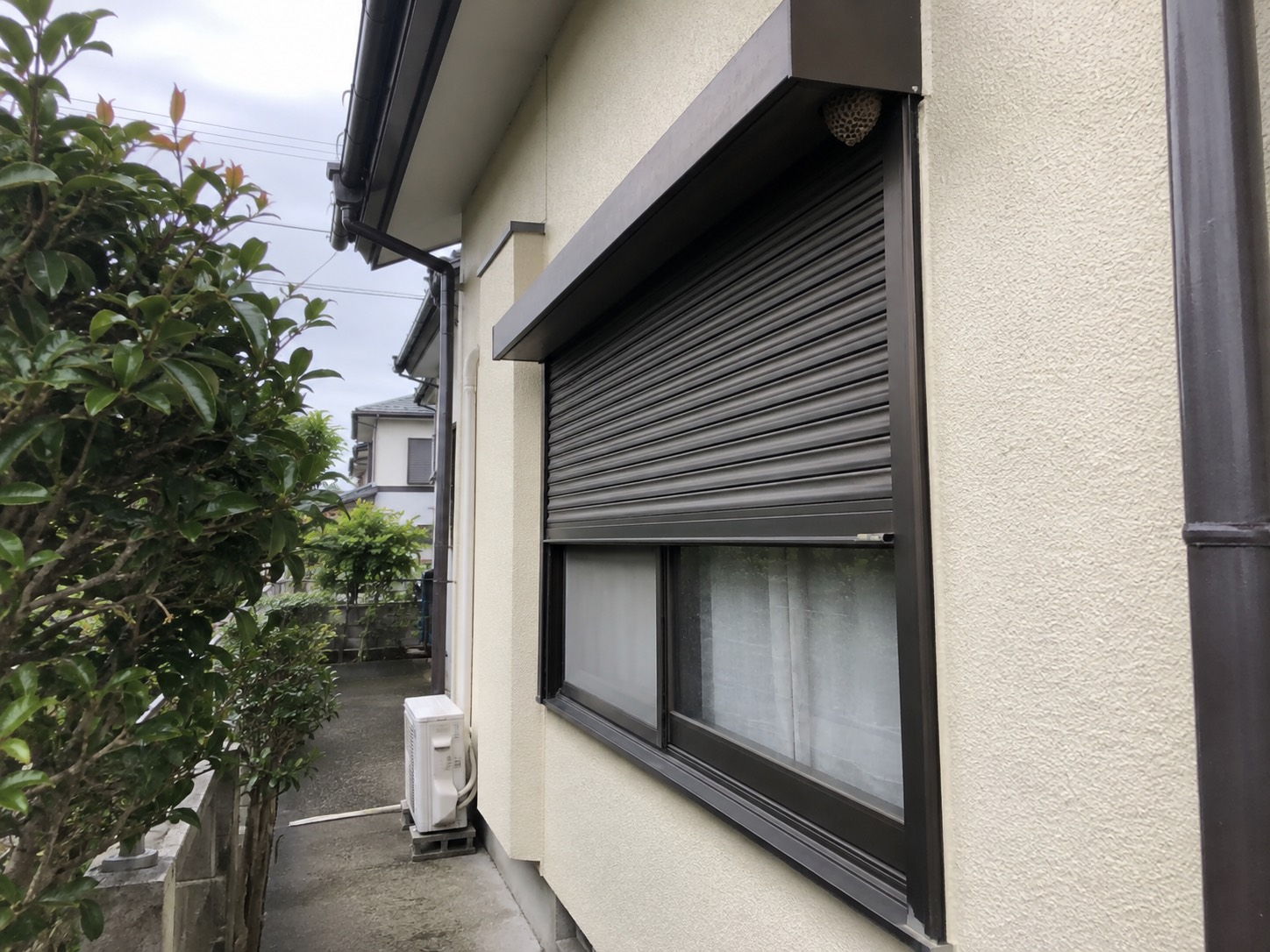 住宅の窓と雨戸戸袋が見える施工前の全体