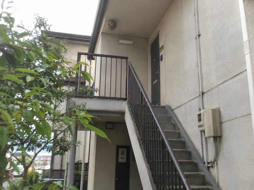 八王子市打越町の集合住宅の共用階段と軒下