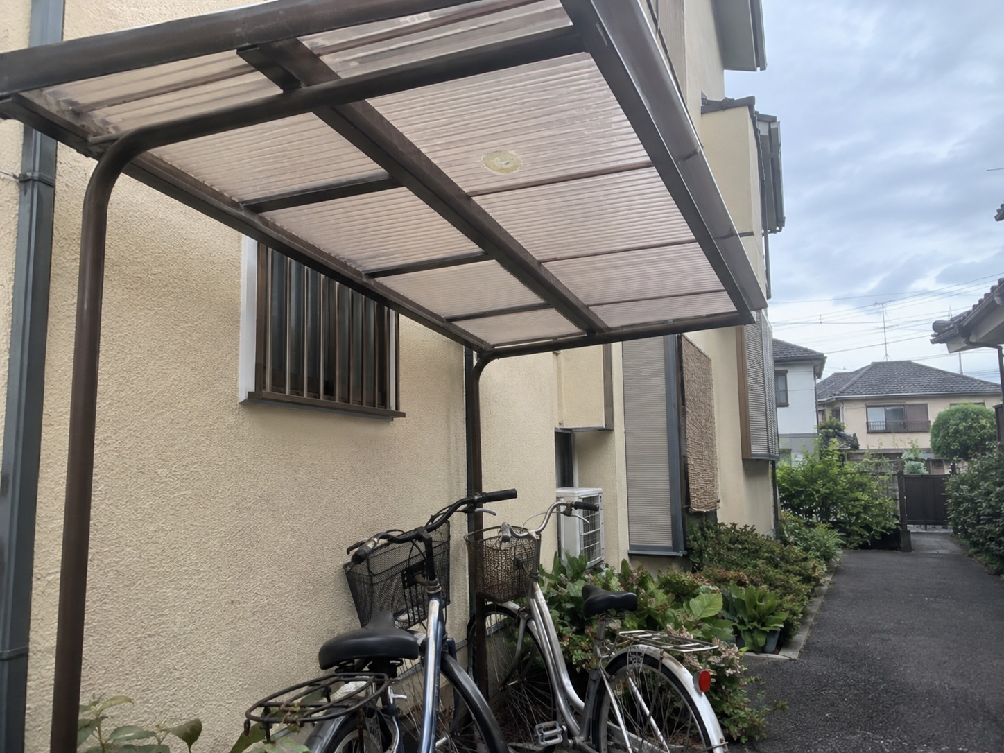 巣を取り除いた後の自転車置き場の屋根下と周囲の通路
