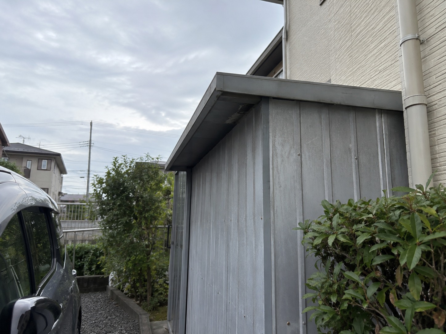 巣を撤去した後の収納庫軒下の空いた場所