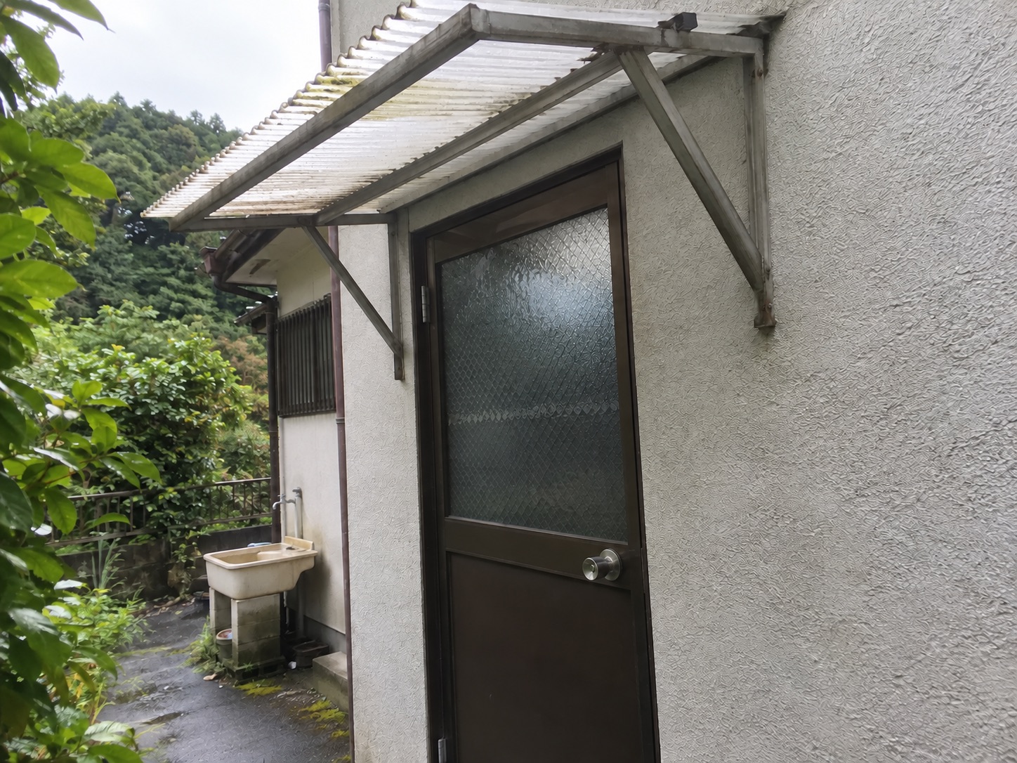 蜂の巣を取り除いて空になった勝手口のひさし裏