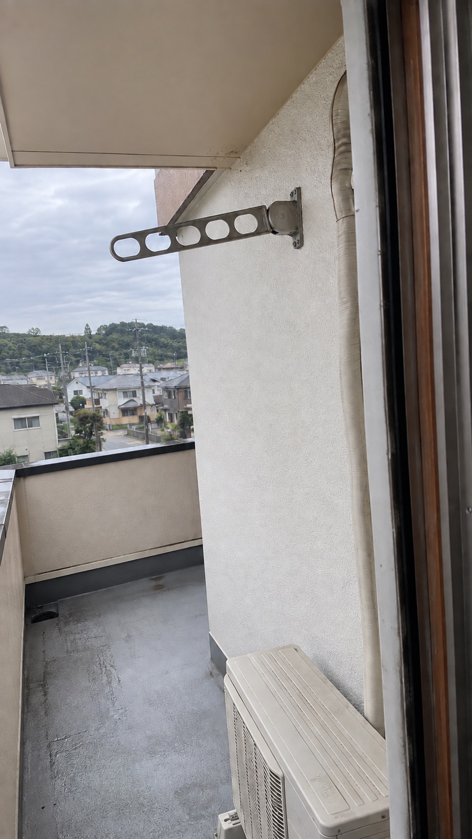 巣を撤去した後の空になったベランダ軒下
