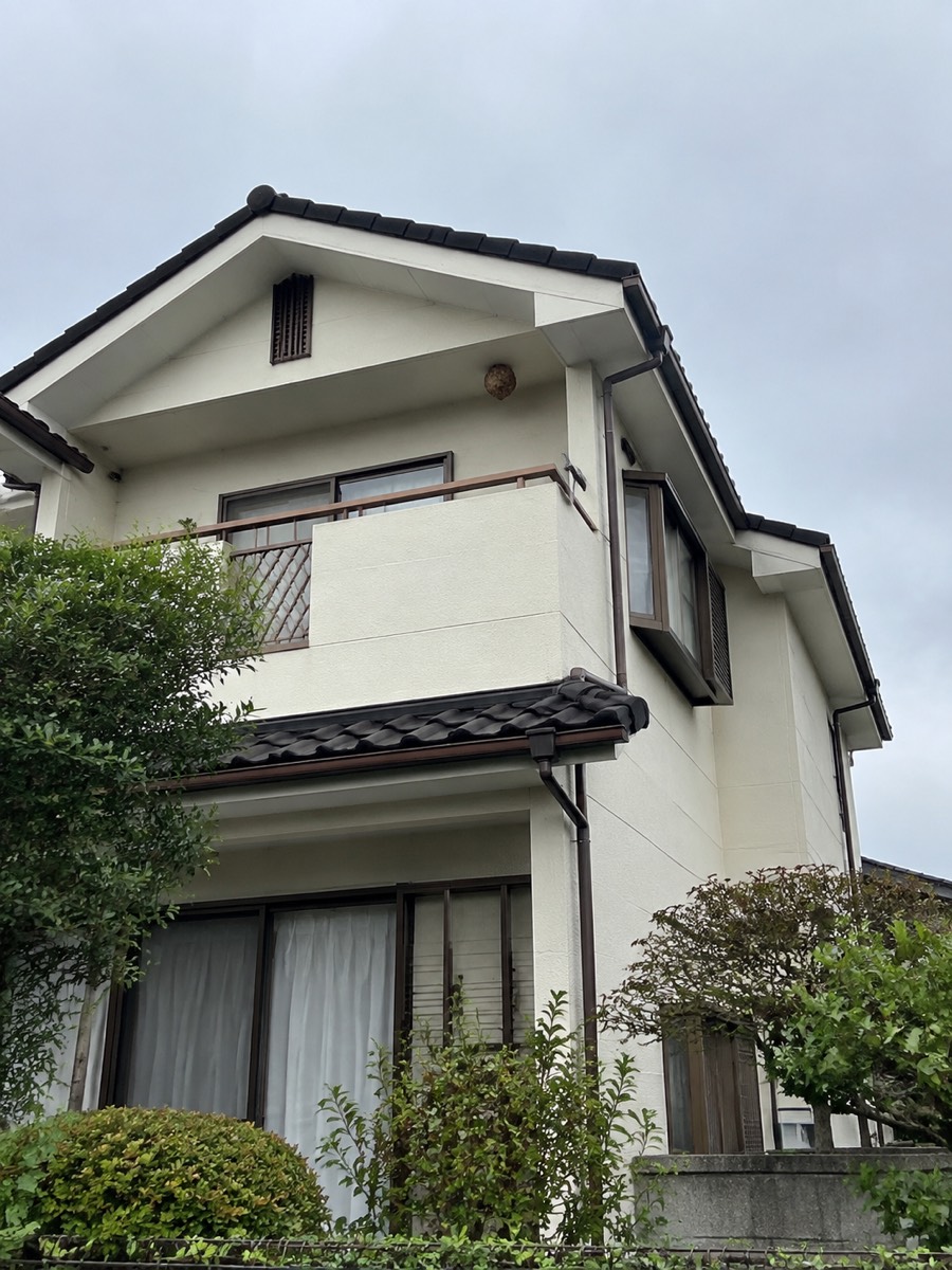 施工前・日野市南平の住宅外観と2階ベランダ軒下にできたコガタスズメバチの巣