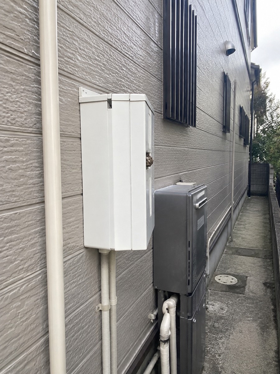 施工前・八王子市石川町の住宅外壁と屋外電気メーターボックス