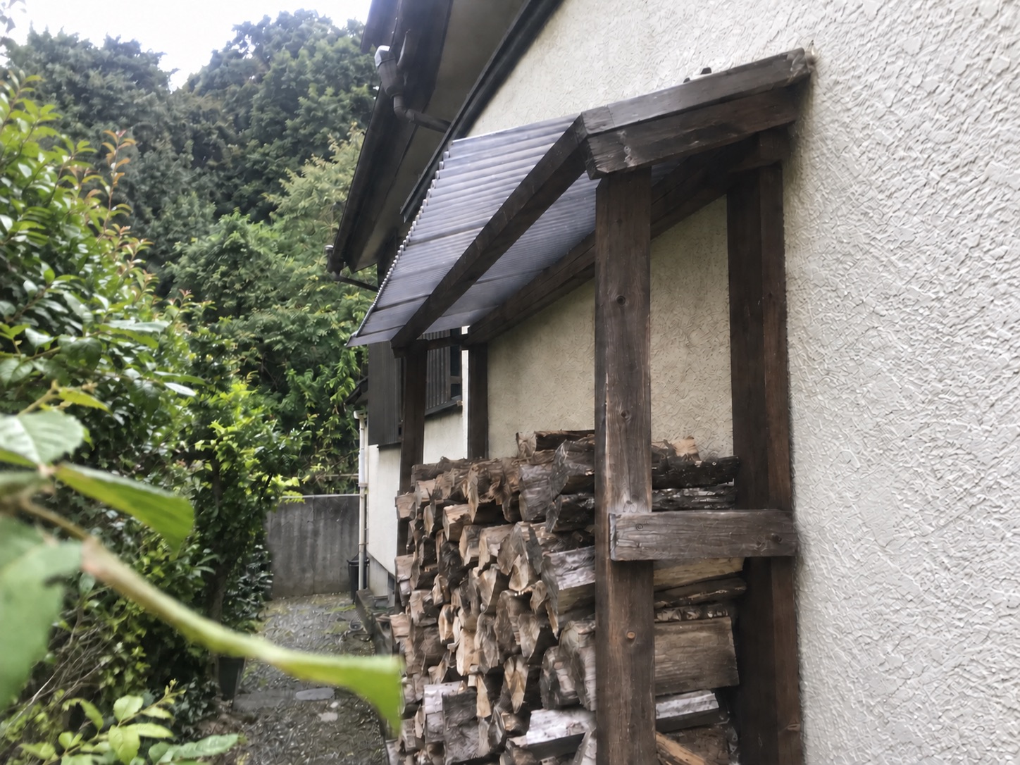 蜂の巣を取り除いて空になった薪棚の屋根裏