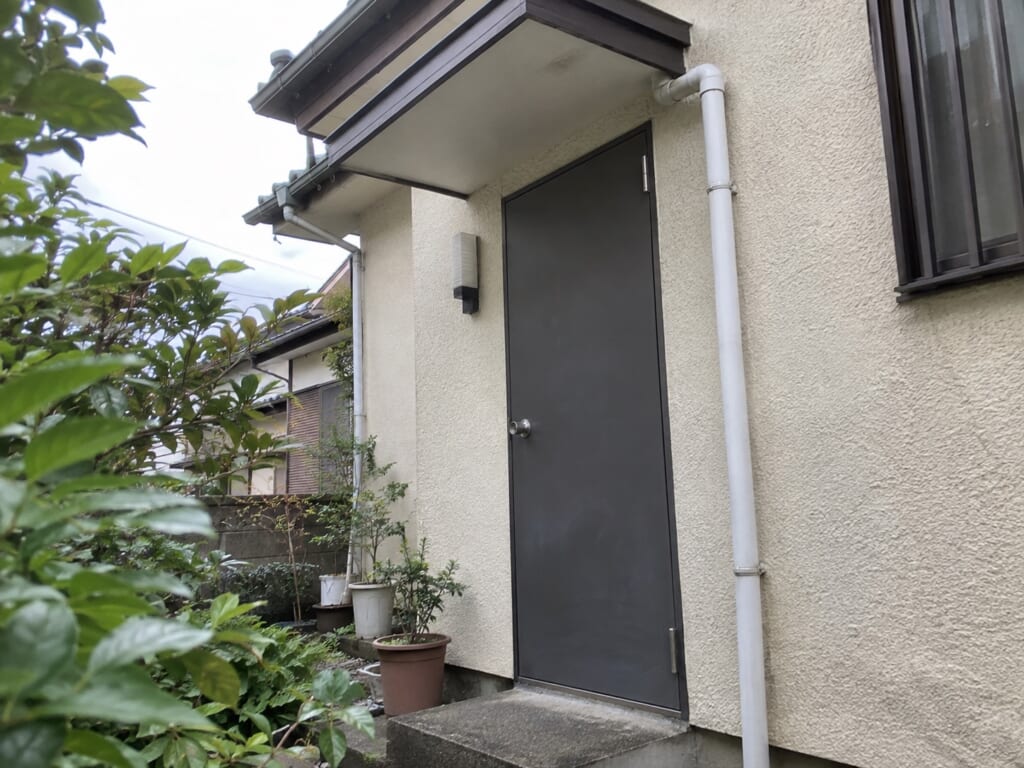 八王子市平岡町の戸建て勝手口とひさし