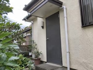 八王子市平岡町の戸建て勝手口とひさし