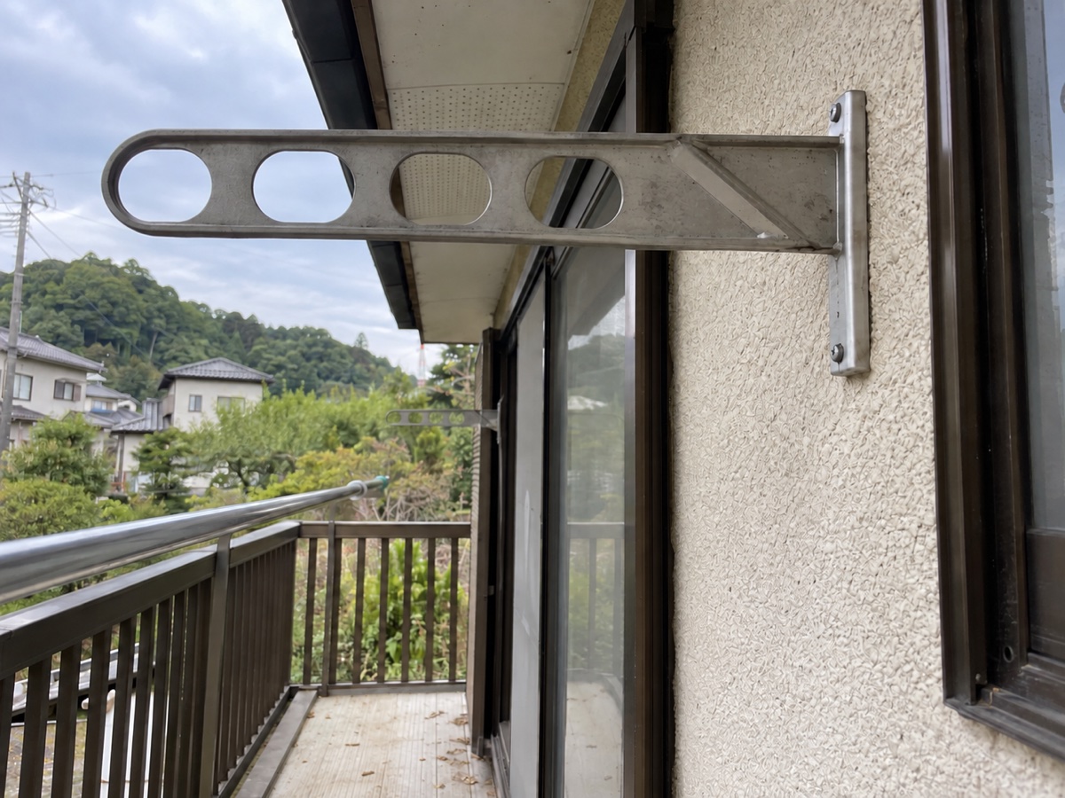 巣を取り除いて空になったベランダ物干し金具の右側取付部