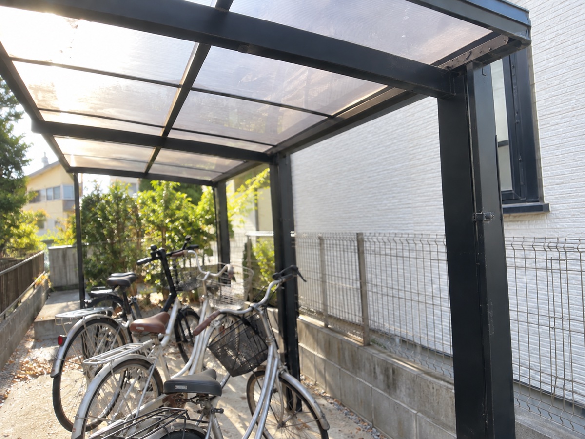 巣を取り除いて空になった駐輪場屋根の梁